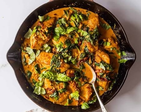 Easy Creamy Tuscan Garlic Chicken Skillet suggested serving